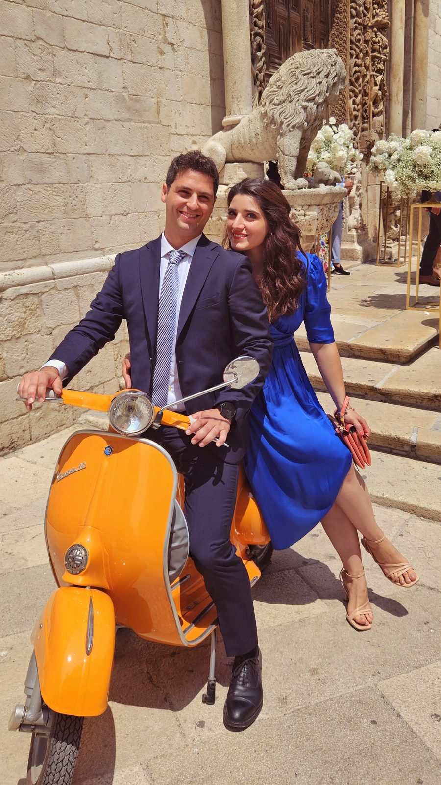Mattia e Manuela sulla Vespa arancione