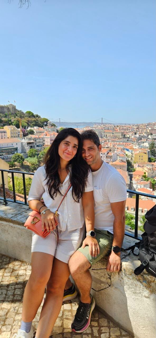 Mattia e Manuela con vista su Lisbona