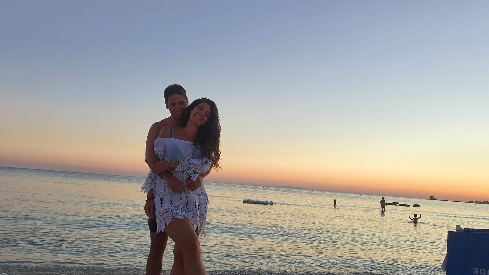 Mattia e Manuela al tramonto sul mare