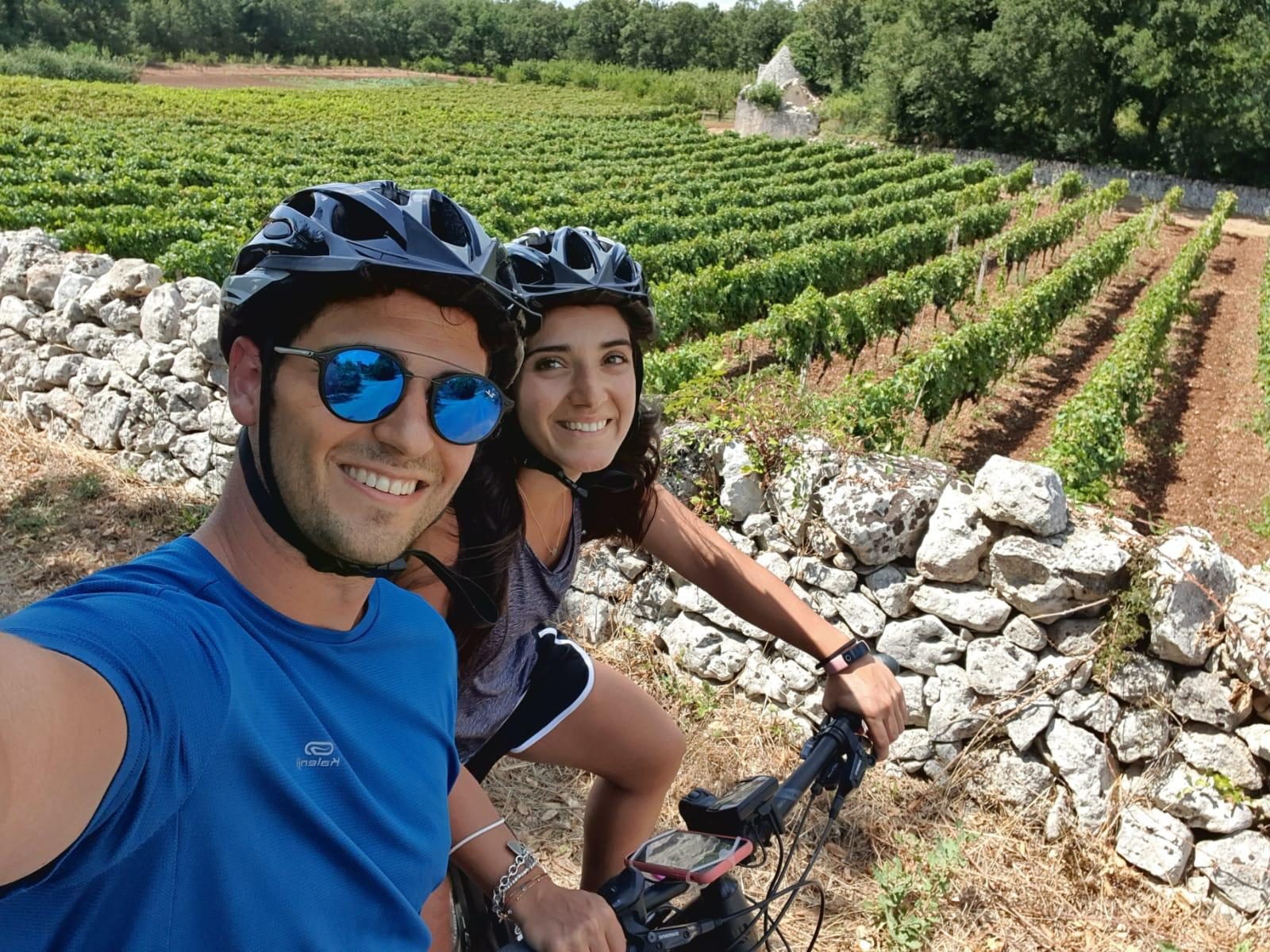Mattia e Manuela in bicicletta tra i vigneti