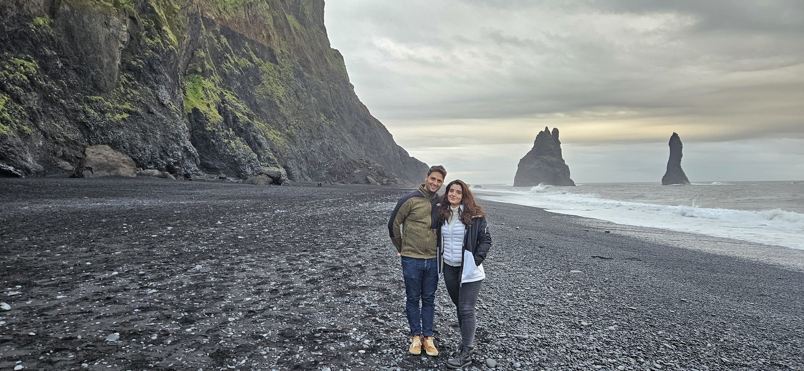 Mattia e Manuela sulla spiaggia nera di Reynisfjara