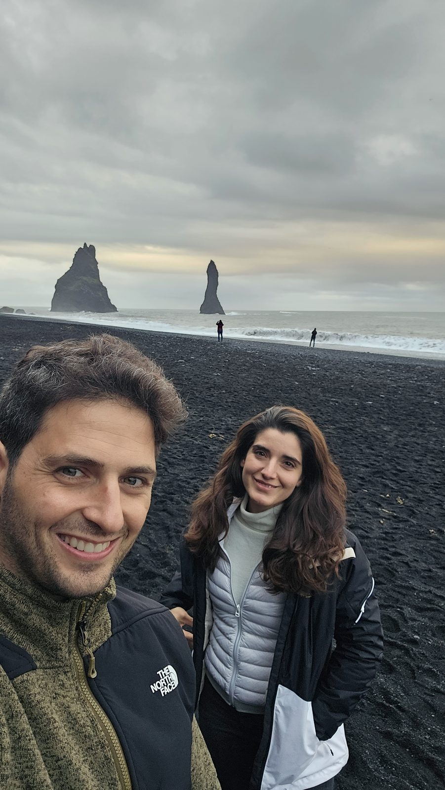 Mattia e Manuela selfie sulla spiaggia nera
