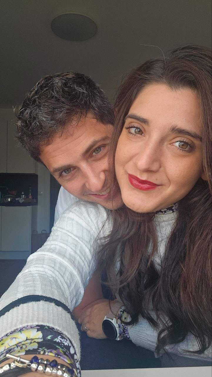 Mattia e Manuela sorridenti insieme