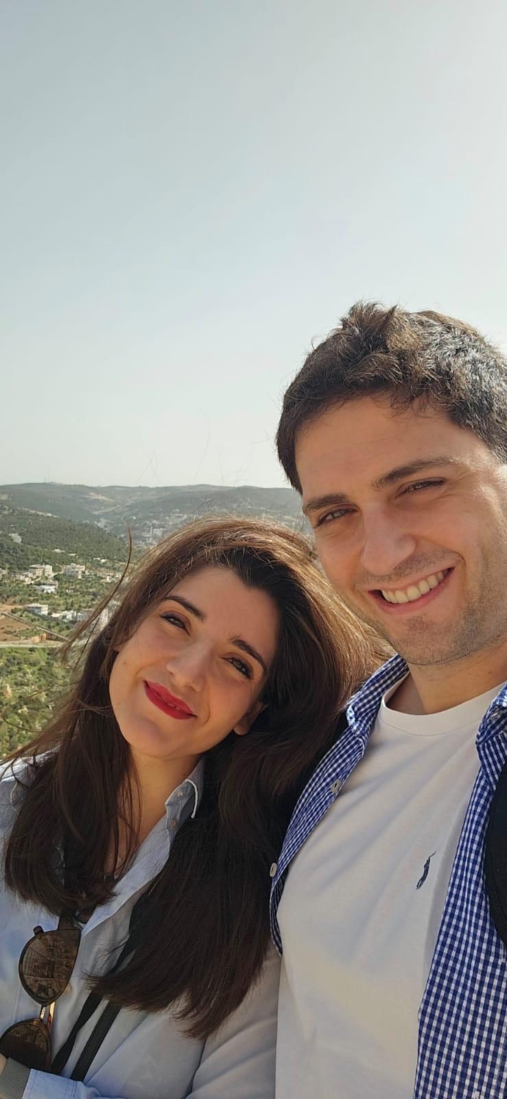 Mattia e Manuela selfie con panorama collinare